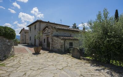 Borgo Delle Fonti: Fabriek, Lucht, Venster, Gebouw, Wolk, Huis, Land Lot, Weg Oppervlak, Verblijf, Boom