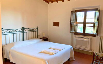 Le Fonti 8: Kamer, Slaapkamer, Bed, Plafond, Bed Frame, Beits, Bedding, Hardwood, Laken, Hotel