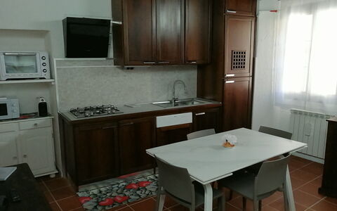 App. Il Sasso Di Olina: Cabinetry, Gebouw, Meubilair, Eigendom, Countertop, Tafel, Venster, Hout, Keuken, Toestel Van De Keuken