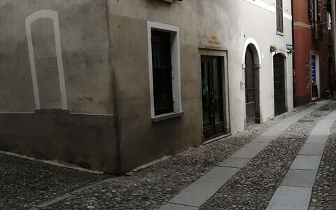 App. Il Sasso Di Olina: Venster, Gebouw, Weg Oppervlak, Asfalt, Zwart En Wit, Flooring, Deur, Facade, Tinten En Schaduwen