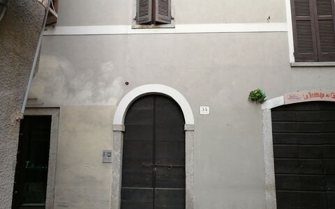 App. Il Sasso Di Olina: Gebouw, Venster, Deur, Lijn, Tinten En Schaduwen, Facade, Symmetrie, Stad, Font