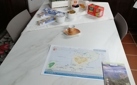 App. Il Sasso Di Olina: Tafel, Meubilair, Tableware, Voedsel, Dishware, Tafelkleed, Textiel, Verf, Interieur Ontwerp, Bord