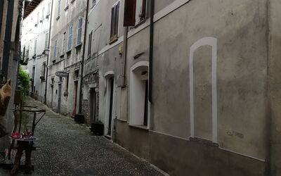 App. Il Sasso Di Olina: Venster, Gebouw, Infrastructuur, Weg Oppervlak, Bloempot, Lucht, Asfalt, Flooring, Tinten En Schaduwen, Weg