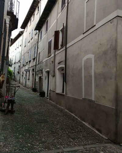 App. Il Sasso Di Olina: Venster, Gebouw, Infrastructuur, Weg Oppervlak, Bloempot, Lucht, Asfalt, Flooring, Tinten En Schaduwen, Weg