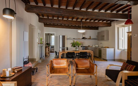 Appartamento Palei: Meubilair, Eigendom, Tafel, Stoel, Fabriek, Hout, Kamerplant, Verlichting, Architectuur, Interieur Ontwerp