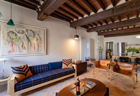 Appartamento Palei: Bankstel, Meubilair, Eigendom, Tafel, Gebouw, Fotolijst, Kamerplant, Verlichting, Hout, Flooring