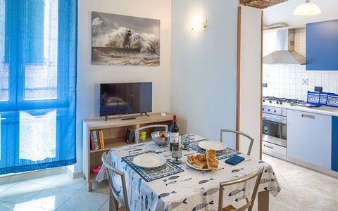 Apartments Mafalda - Levanto: Tafel, Meubilair, Blauw, Cabinetry, Azure, Hout, Interieur Ontwerp, Stoel, Flooring, Woonkamer