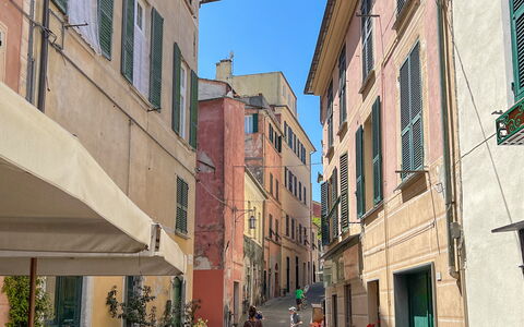 Apartments Mafalda - Levanto: Lucht, Fabriek, Venster, Gebouw, Bloempot, Wiel, Weg Oppervlak, Infrastructuur, Stedelijk Ontwerp, Architectuur