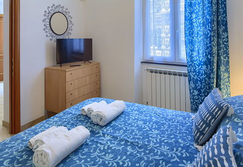 Apartments Mafalda - Levanto: Blauw, Meubilair, Comfort, Azure, Venster, Fotolijst, Textiel, Gebouw, Cabinetry, Hout