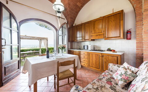 Villa Varna: Tafel, Meubilair, Cabinetry, Eigendom, Stoel, Countertop, Hout, Venster, Lade, Keuken
