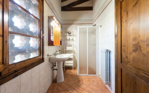 Villa Varna: Spiegel, Kraan, Loodgieterswerkinrichting, Wastafel, Gebouw, Wastafel In De Badkamer, Hout, Badkamer, Venster, Interieur Ontwerp