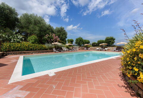 Villa Varna: Water, Fabriek, Wolk, Lucht, Eigendom, Zwembad, Zwemwater, Boom, Bloem, Schaduw