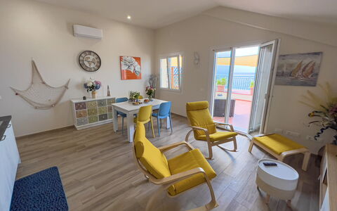 Vista Mare Borgo Peri: Meubilair, Kamerplant, Fabriek, Fotolijst, Stoel, Bloempot, Interieur Ontwerp, Hout, Flooring, Gebouw