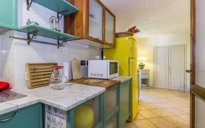 Oasi 1: Eigendom, Cabinetry, Gootsteen, Countertop, Toestel Van De Keuken, Keuken, Huishoudapparatuur, Fornuis, Interieur Ontwerp, Kraan