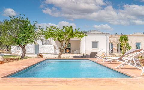 Bianco Trullo: Wolk, Lucht, Eigendom, Fabriek, Water, Zwembad, Gebouw, Azure, Schaduw, Boom