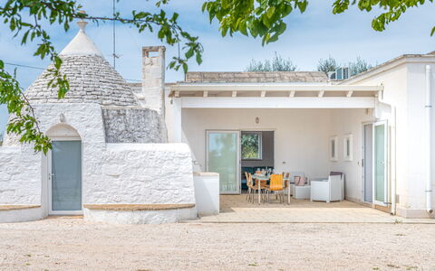 Bianco Trullo: Lucht, Eigendom, Fabriek, Gebouw, Land Lot, Schaduw, Muur, Boom, Onroerend Goed, Landschap