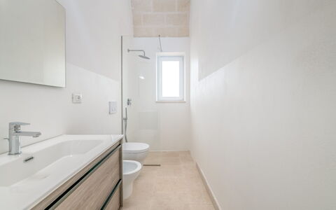 Bianco Trullo: Wastafel, Spiegel, Loodgieterswerkinrichting, Kraan, Gebouw, Badkamer, Wastafel In De Badkamer, Hout, Bad