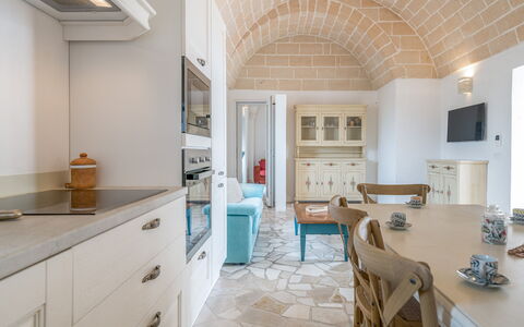 Bianco Trullo: Meubilair, Cabinetry, Eigendom, Stoel, Keuken, Hout, Tafel, Countertop, Flooring, Architectuur