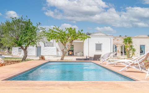 Bianco Trullo: Wolk, Water, Lucht, Eigendom, Zwembad, Fabriek, Azure, Gebouw, Schaduw, Boom
