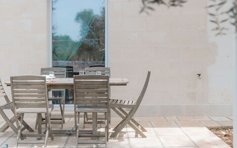 Bianco Trullo: Meubilair, Gebouw, Tafel, Hout, Fabriek, Buitenmeubels, Stoel, Verdieping, Flooring, Boom