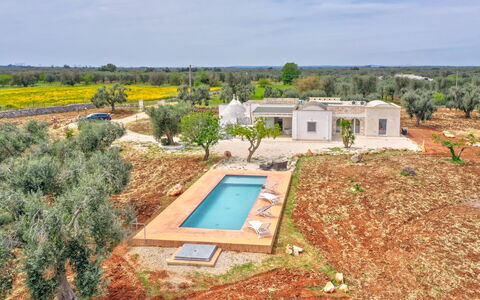 Bianco Trullo: Lucht, Fabriek, Eigendom, Gebouw, Venster, Boom, Land Lot, Zwembad, Huis, Woongebied
