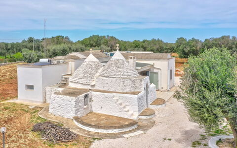 Bianco Trullo: Lucht, Fabriek, Wolk, Gebouw, Boom, Huis, Land Lot, Stedelijk Ontwerp, Landschap, Facade