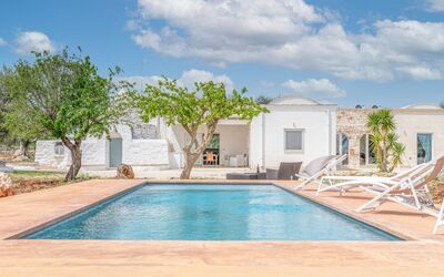 Bianco Trullo: Wolk, Water, Lucht, Eigendom, Zwembad, Fabriek, Azure, Gebouw, Schaduw, Boom