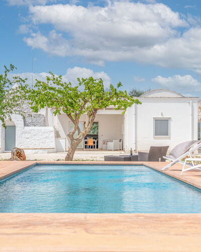 Bianco Trullo: Wolk, Water, Lucht, Eigendom, Zwembad, Fabriek, Azure, Gebouw, Schaduw, Boom
