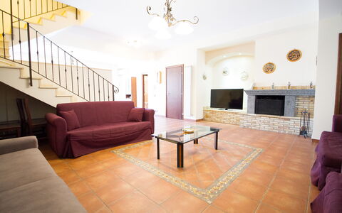 Villa Dei Castagni: Meubilair, Eigendom, Tafel, Bankstel, Gebouw, Hout, Televisie, Comfort, Decoratie, Slaapbank