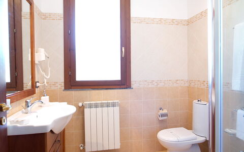 Villa Dei Castagni: Wastafel, Loodgieterswerkinrichting, Kraan, Wastafel In De Badkamer, Eigendom, Spiegel, Badkamerkast, Badkamer, Gebouw