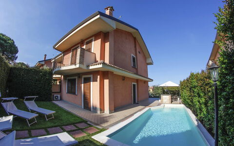 Villa Dei Castagni: Lucht, Gebouw, Fabriek, Eigendom, Venster, Water, Boom, Huis, Architectuur, Interieur Ontwerp