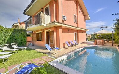 Villa Dei Castagni: Water, Fabriek, Dag, Eigendom, Gebouw, Lucht, Wolk, Blauw, Architectuur, Zwembad