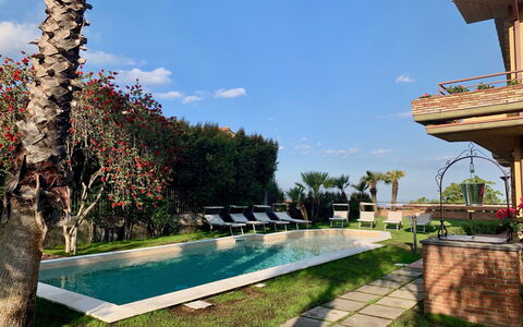 Villa Tricca: Water, Fabriek, Lucht, Wolk, Eigendom, Azure, Gras, Boom, Vrije Tijd, Woongebied