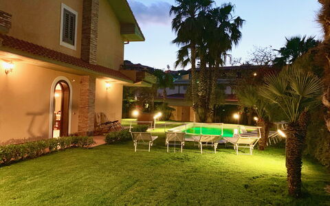 Villa Tricca: Fabriek, Lucht, Gebouw, Eigendom, Venster, Groen, Boom, Huis, Gras, Arecales