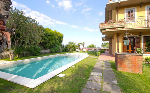 Villa Tricca: Water, Fabriek, Wolk, Lucht, Eigendom, Gebouw, Venster, Boom, Zwembad, Gras