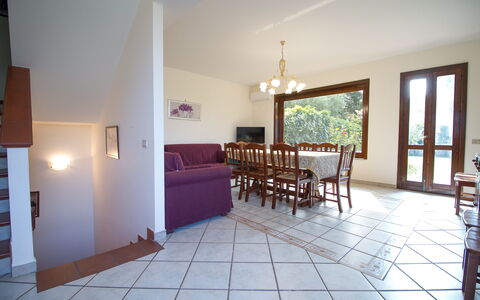Villa Tricca: Meubilair, Venster, Hout, Tafel, Woonkamer, Hal, Architectuur, Interieur Ontwerp, Stoel, Flooring