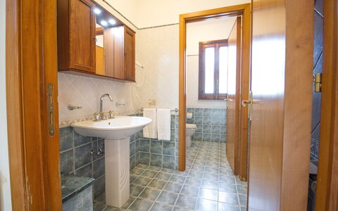 Villa Tricca: Spiegel, Kraan, Wastafel, Loodgieterswerkinrichting, Gebouw, Wastafel In De Badkamer, Eigendom, Badkamer, Hout, Interieur Ontwerp