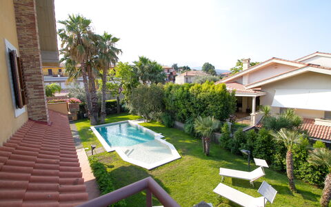 Villa Tricca: Fabriek, Lucht, Eigendom, Gebouw, Venster, Boom, Water, Zwembad, Gras, Buitenmeubels
