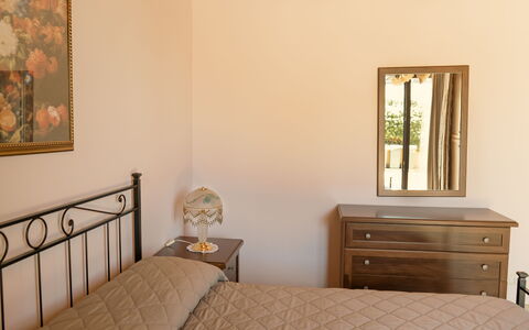 Villa Saponara: Bed, Meubilair, Slaapkamer, Bedding, Interieur Ontwerp, Laken, Hout, Verdieping, Flooring, Kamer