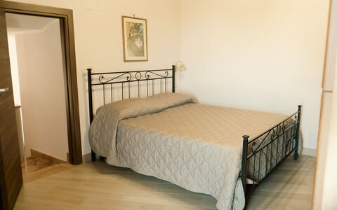 Villa Saponara: Bed, Meubilair, Slaapkamer, Bedding, Laken, Verdieping, Interieur Ontwerp, Flooring, Hout, Kamer