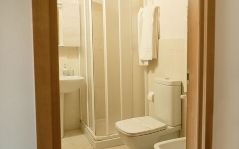 Villa Saponara: Flooring, Verdieping, Muur, Hout, Interieur Ontwerp, Kamer, Wc Bril, Loodgieterswerkinrichting, Toilet, Badkamer