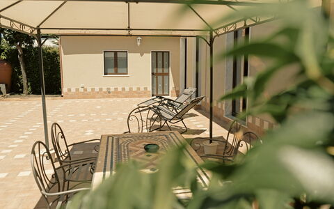Villa Saponara: Meubilair, Flooring, Verdieping, Stoel, Buitenmeubels, Schaduw, Outdoor Structuur, Buitentafel, Patio, Tuin