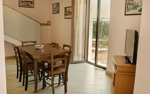 Villa Saponara: Meubilair, Flooring, Hout, Interieur Ontwerp, Verdieping, Keuken En Eettafel, Tafel, Stoel, Eetkamer, Kamer