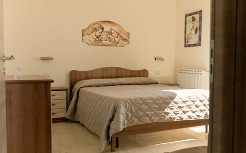 Etna Suites: Meubilair, Bed, Slaapkamer, Interieur Ontwerp, Hout, Laken, Bedding, Verdieping, Flooring, Kamer
