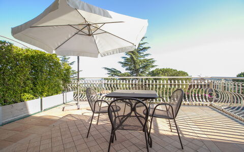 Etna Suites: Lucht, Tafel, Meubilair, Gebouw, Fabriek, Paraplu, Schaduw, Stoel, Buitenmeubels, Buitentafel