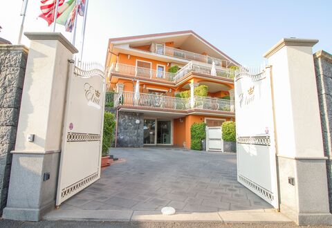 Etna Suites: Lucht, Eigendom, Gebouw, Venster, Stedelijk Ontwerp, Woongebied, Facade, Onroerend Goed, Deur