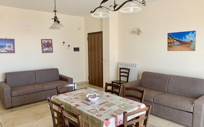 Suite Bilocale 3: Tafel, Meubilair, Eigendom, Bankstel, Fotolijst, Hout, Interieur Ontwerp, Woonkamer, Verdieping, Flooring