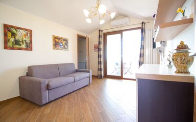 Suite Mansarda: Meubilair, Eigendom, Bankstel, Fotolijst, Cabinetry, Hout, Verlichting, Interieur Ontwerp, Comfort, Woonkamer