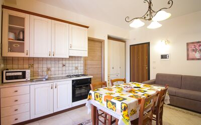 Suite Trilocale 1: Cabinetry, Eigendom, Countertop, Meubilair, Wit, Tafel, Hout, Verlichting, Interieur Ontwerp, Flooring