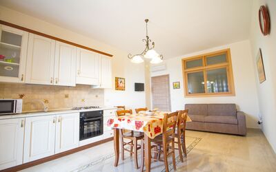 Suite Trilocale 2: Cabinetry, Tafel, Countertop, Meubilair, Eigendom, Hout, Keuken, Oranje, Verlichting, Stoel